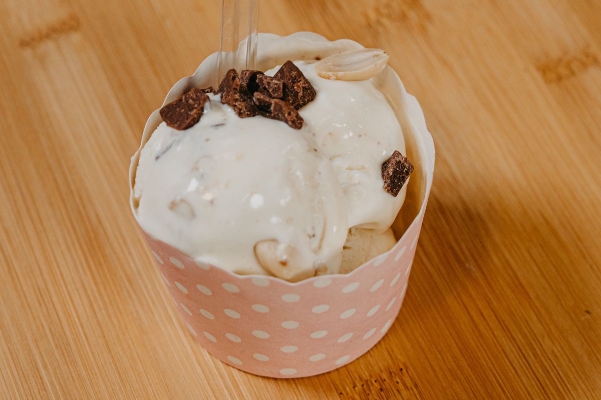 Sladoled s kikirikijem i karamelom