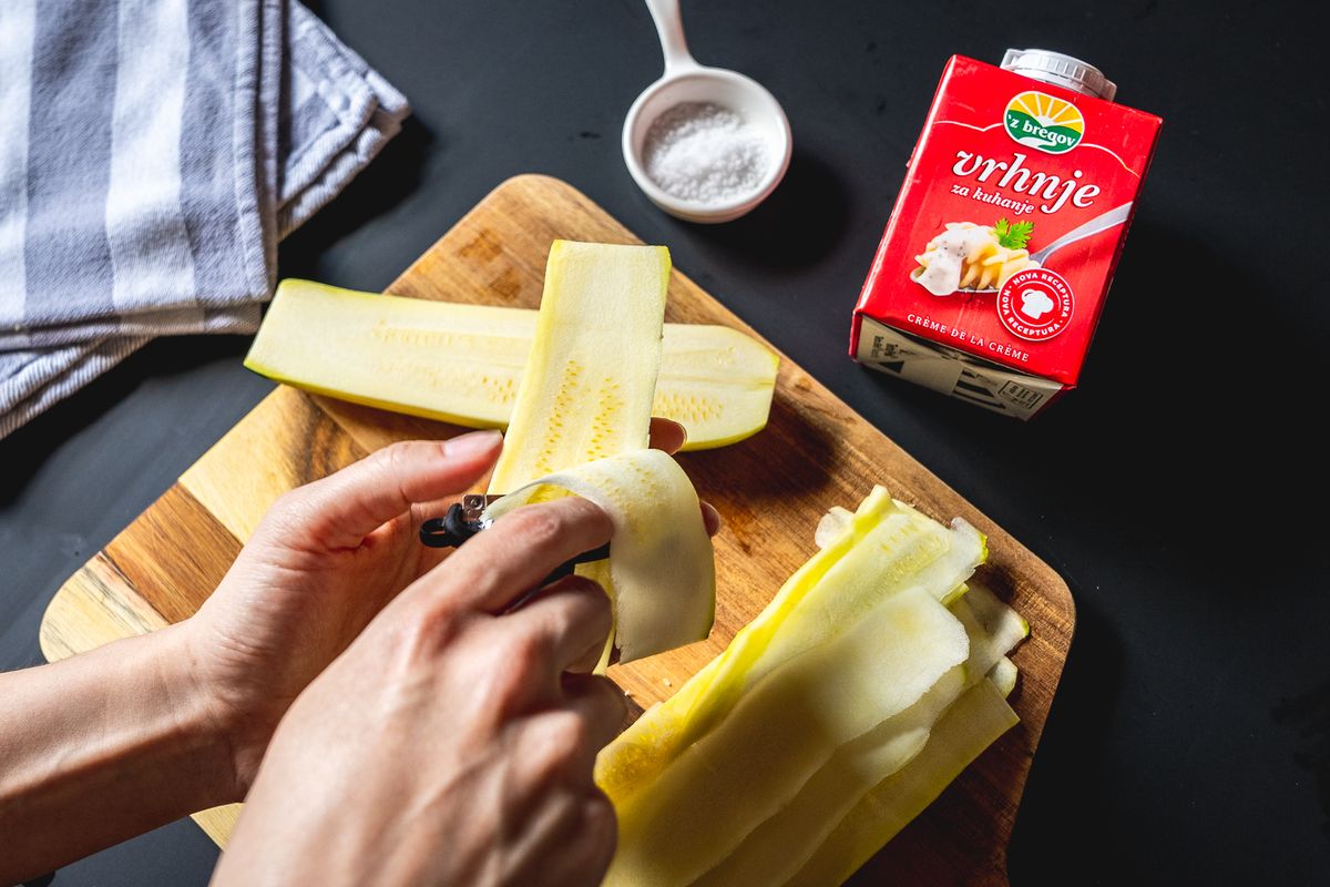 Narežite tikvice na tanke trakice