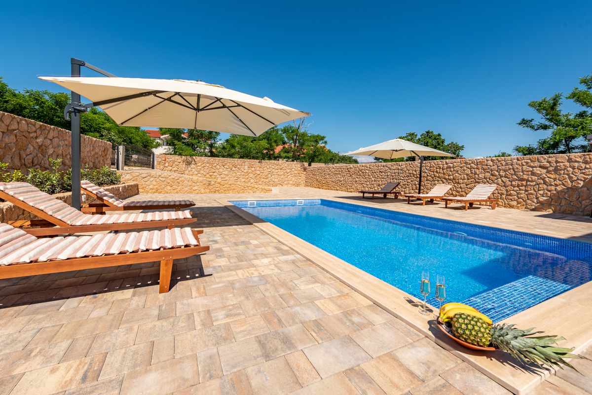 Kamena kuća s bazenom u Novalji na otoku Pagu ljepša i od holivudskih vila - 14