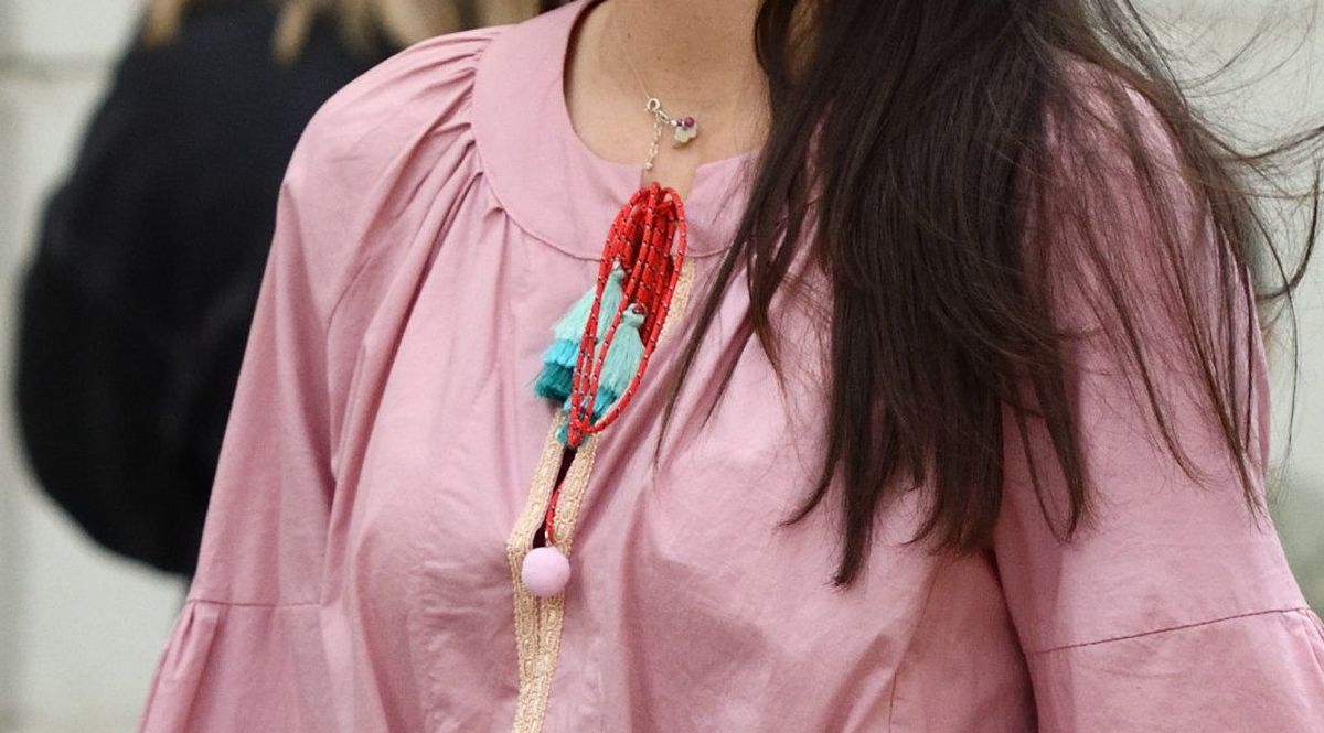 Haljina u boho stilu je ukrašena takozvanim kićankama