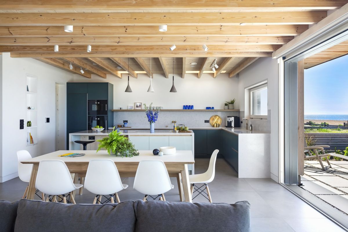 Kuhinja s velikom staklenom stijenom i pogledom na plažu - 4