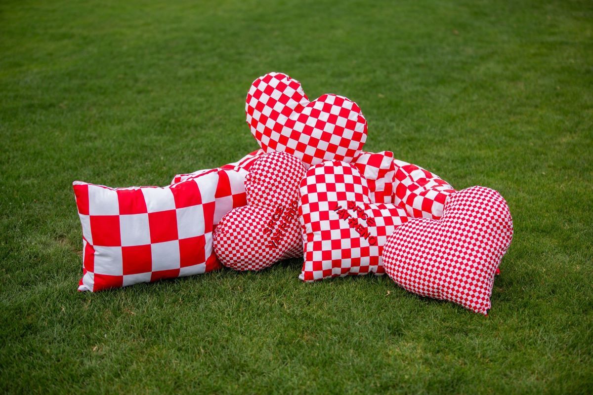 Tena sama šije navijačke jastučiće