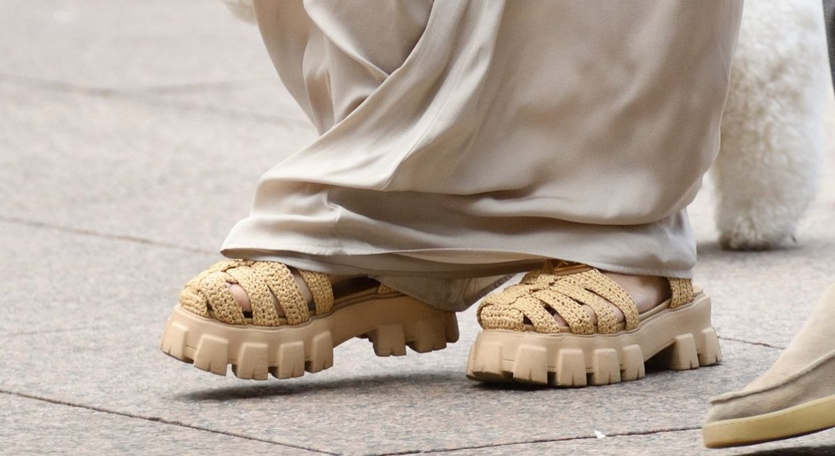 Ispod dugog poruba hlača provirivale su Pradine sandale