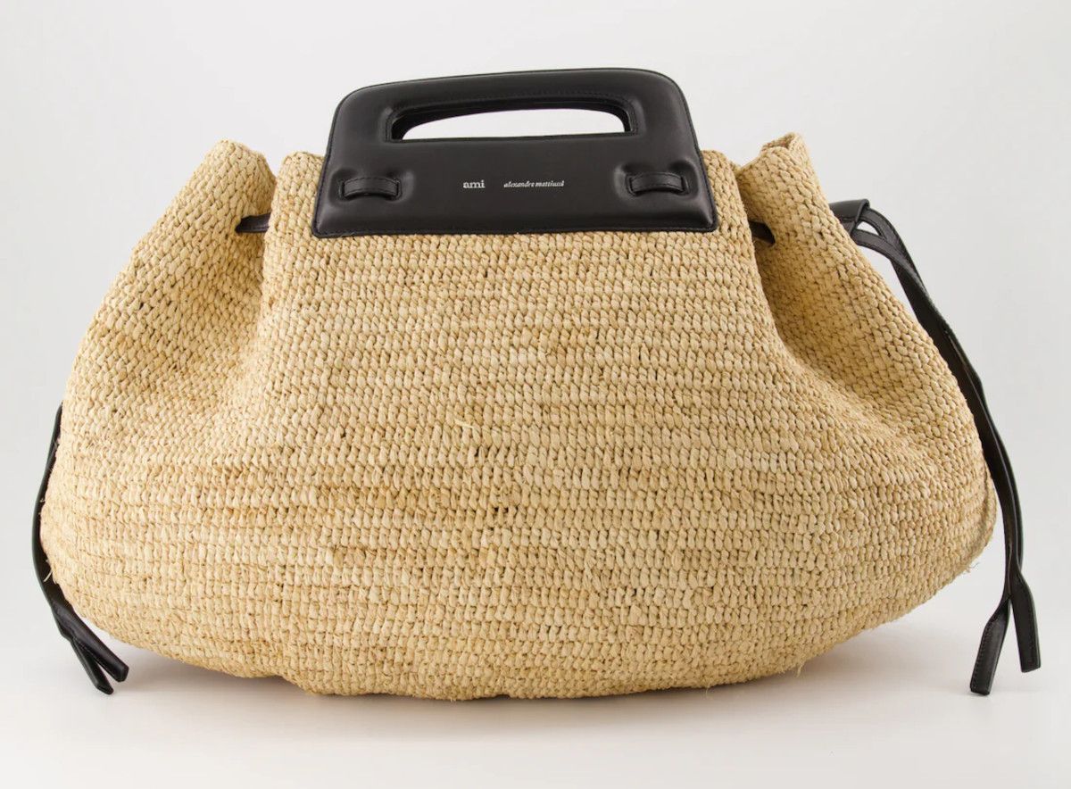 Arhitektica Tina Biloglav nosi torbu od rafije brenda Ami Paris