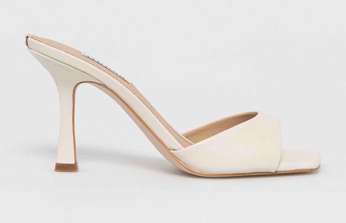 Zagrebačka street stylerica nosi krem natikače s potpeticom brenda Guess