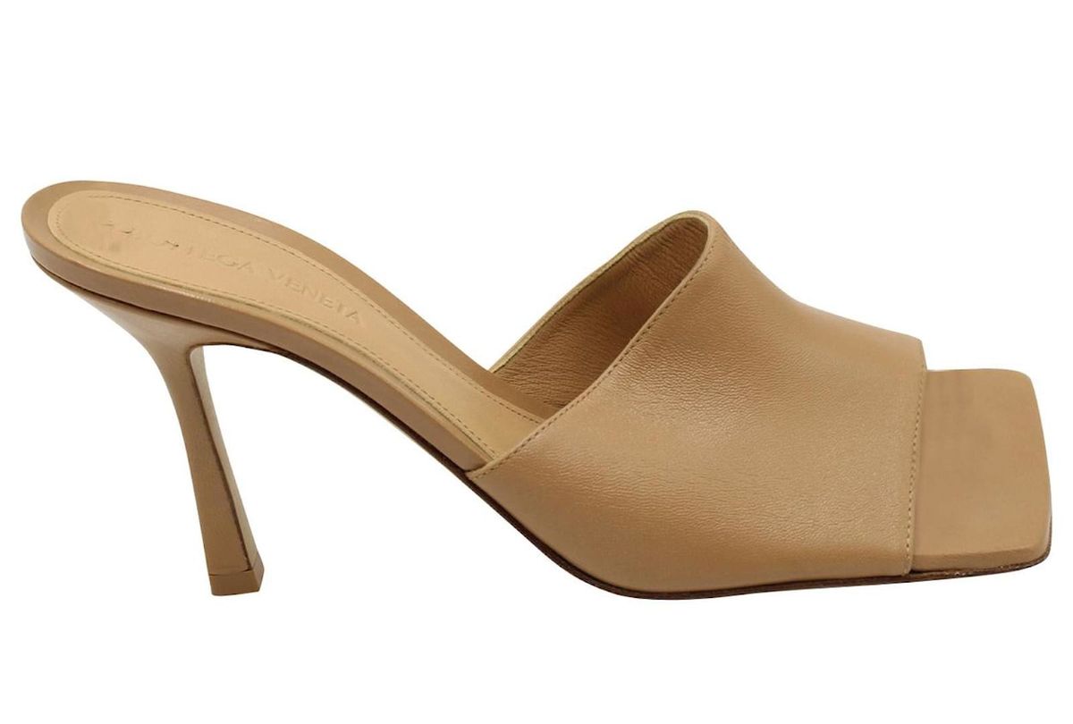 Izabel Kovačić nosi natikače modne kuće Bottega Veneta