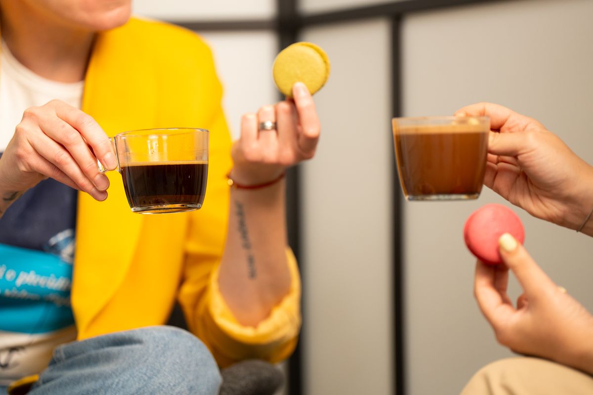 Jedna šalica, dva srca, bezbroj priča: O čemu najčešće razgovaramo uz kavu?