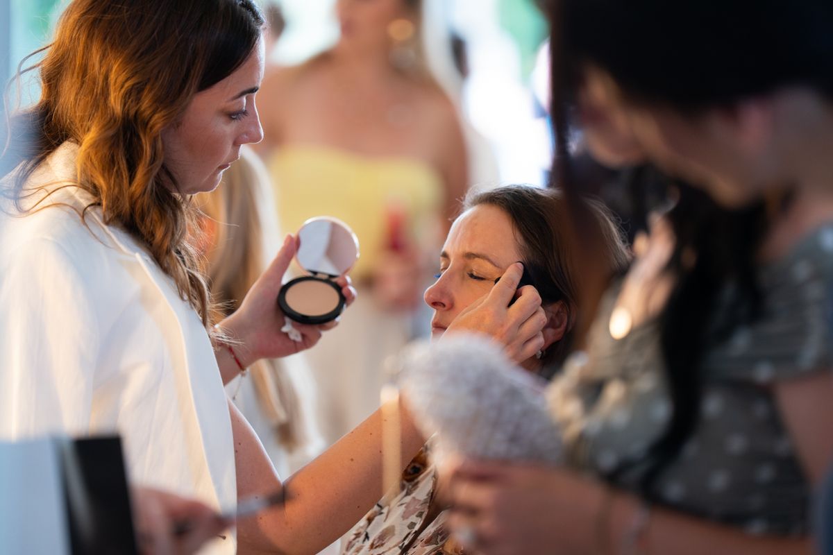 Tijekom ljetnih dana - setirajte lice puderom u prahu