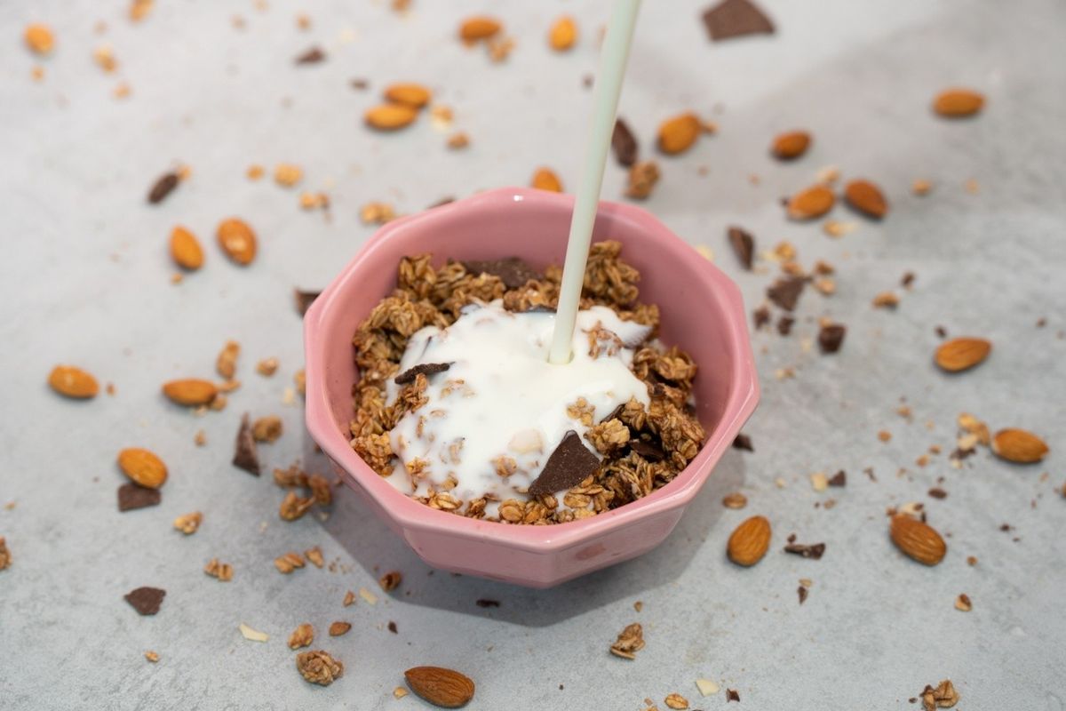 Savršen zalogaj za brzi životni ritam: Pet razloga zbog kojih je granola više od doručka