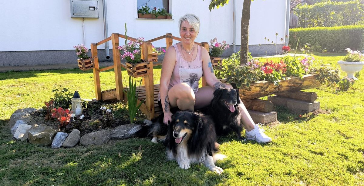 Supružnici Davor i Barbara Gregčević u svom dvorištu uredili su grobek s cvijećem za svoje bivše peseke - 5