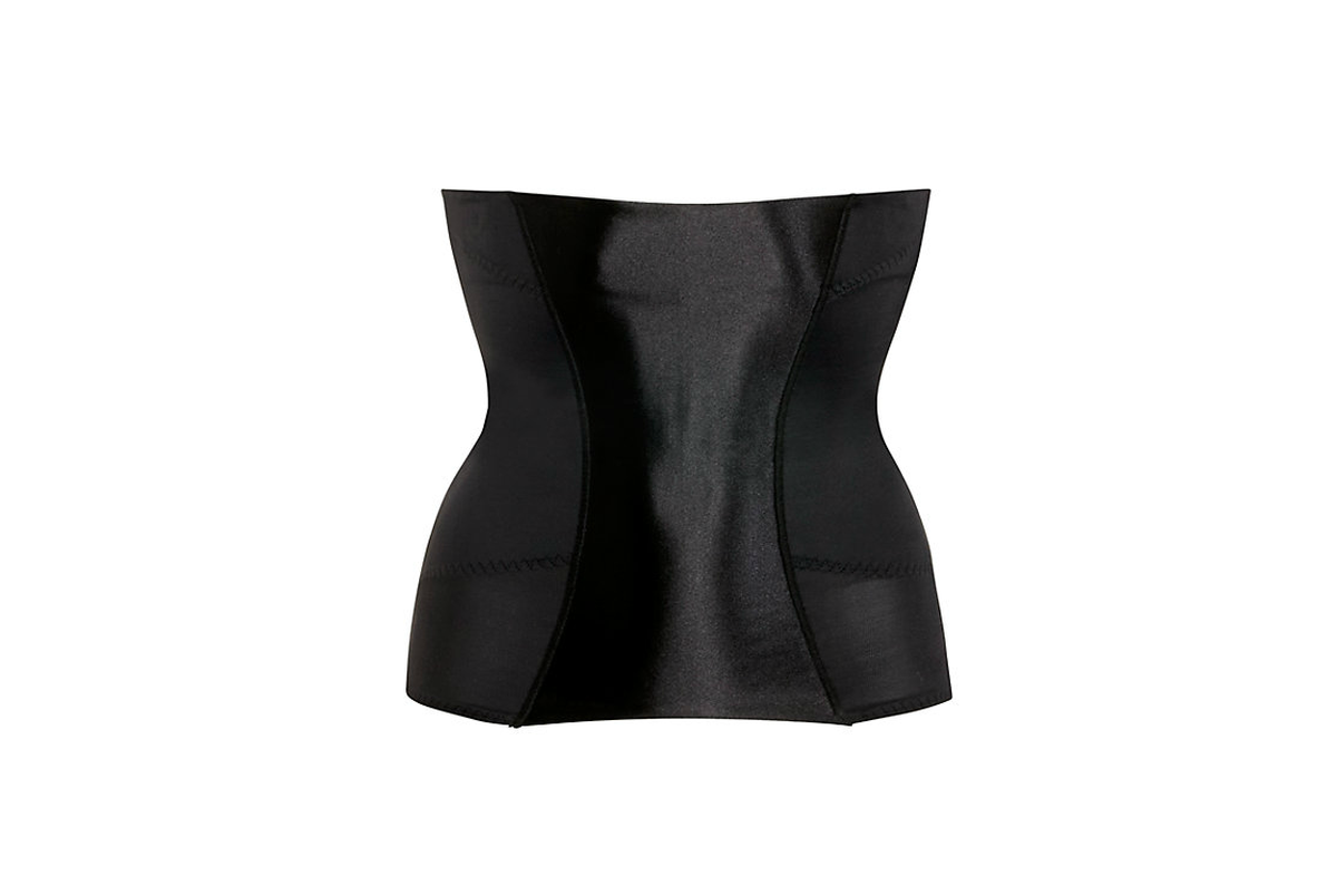 Steznik je dostupan u crnoj i bež boji te u veličinama od S do XL