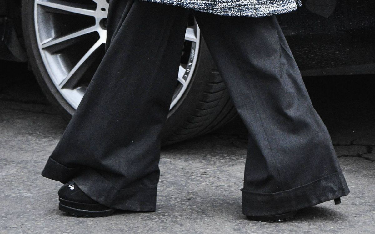 Duge hlače širokog kroja sezale su do poda