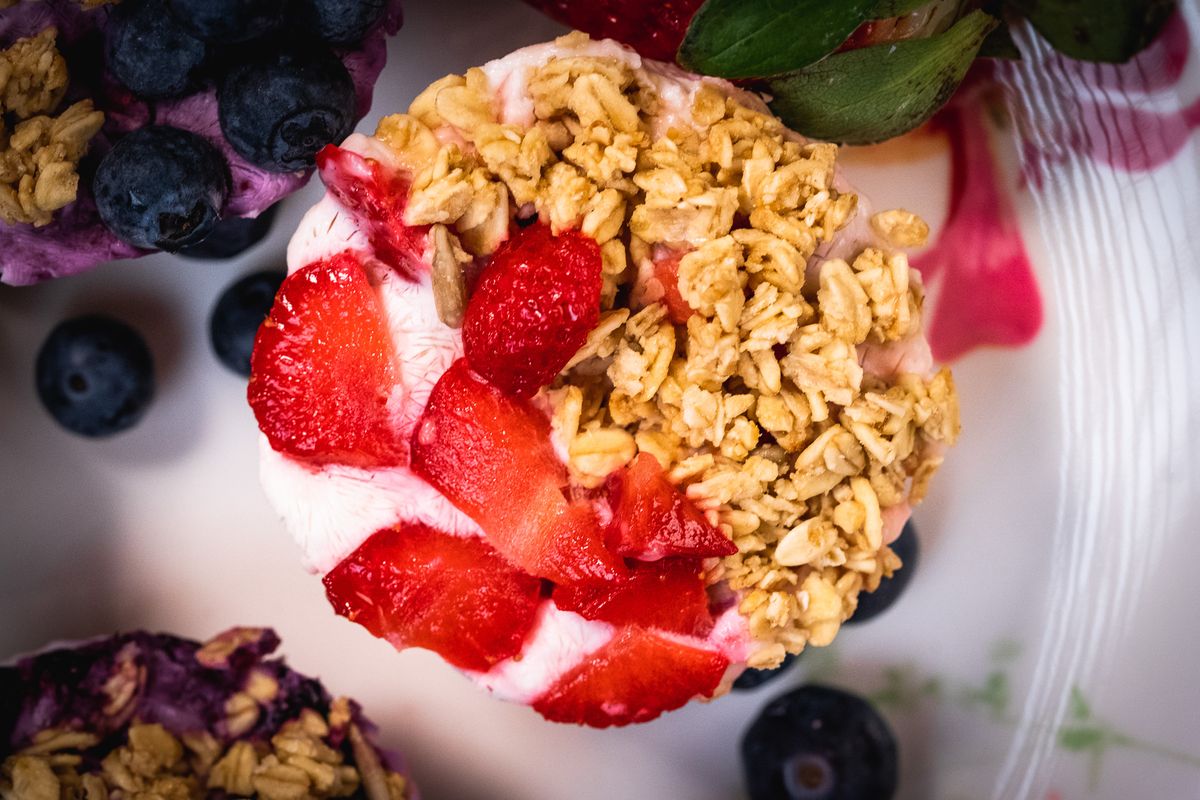 Muffin sa siggi\'s jogurtom, jagodama i granolom