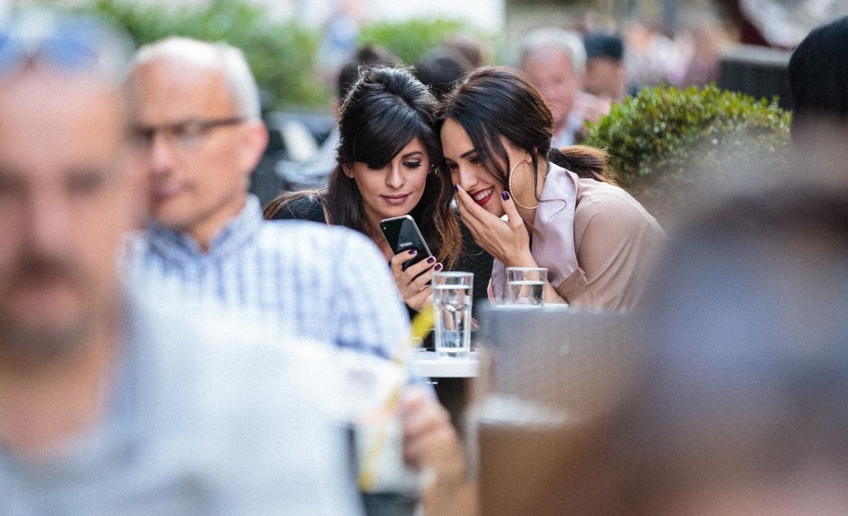 Penelope i Lana popile su kavu u centru grada