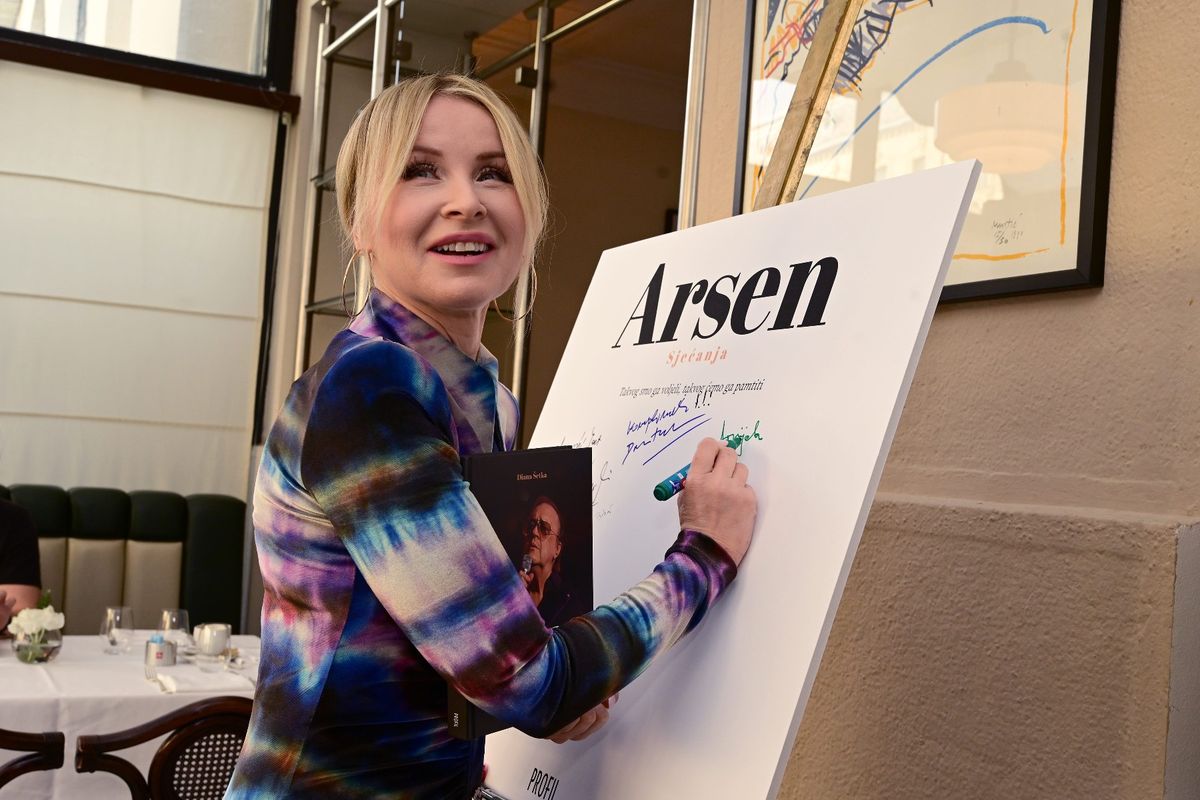 Danijela Martinović na promociji knjige o Arsenu Dediću