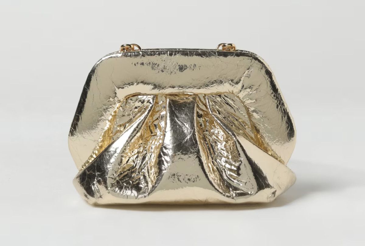 Sharon Stone nosi zlatnu torbu modne kuće Themoire