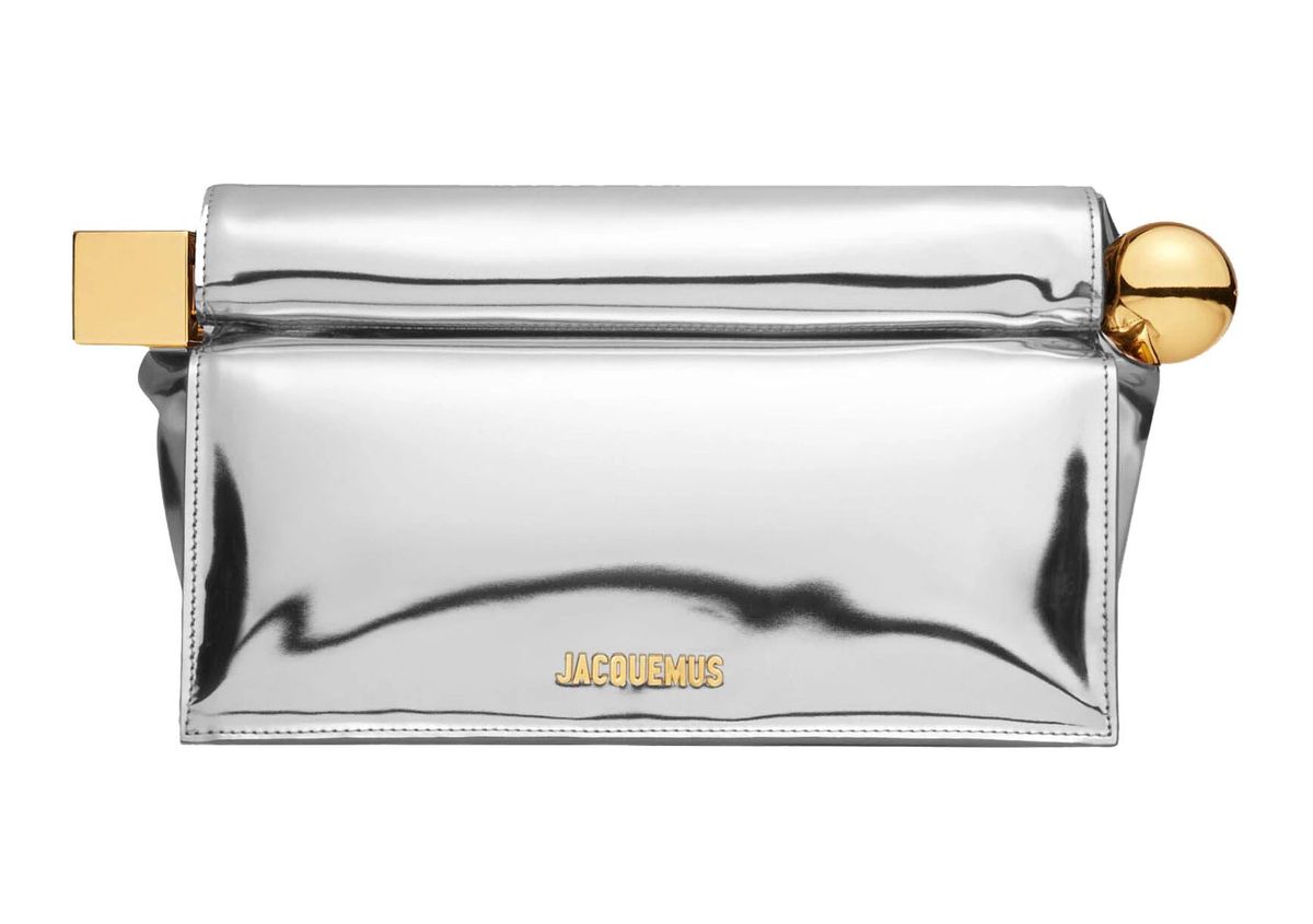 Sonja Kovač nosi torbu brenda Jacquemus, model La Pochette rond carré