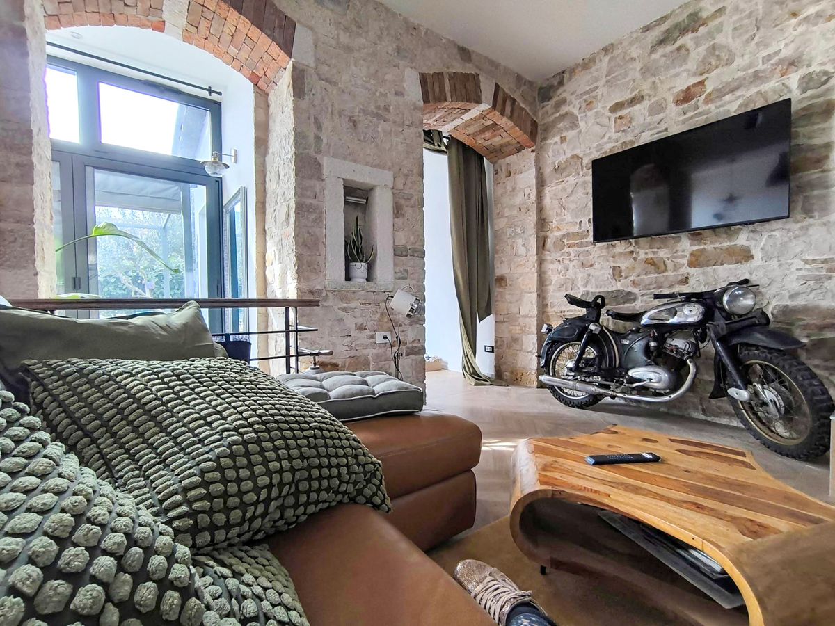 Prekrasno preuređena 80 godina stara kuća u Puli - 24