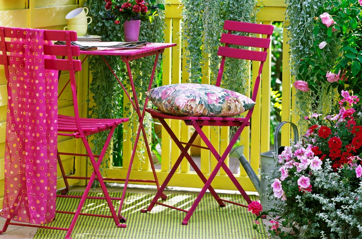 Ako balkonom vladaju žive boje, i tepih može ostati u tim tonovima