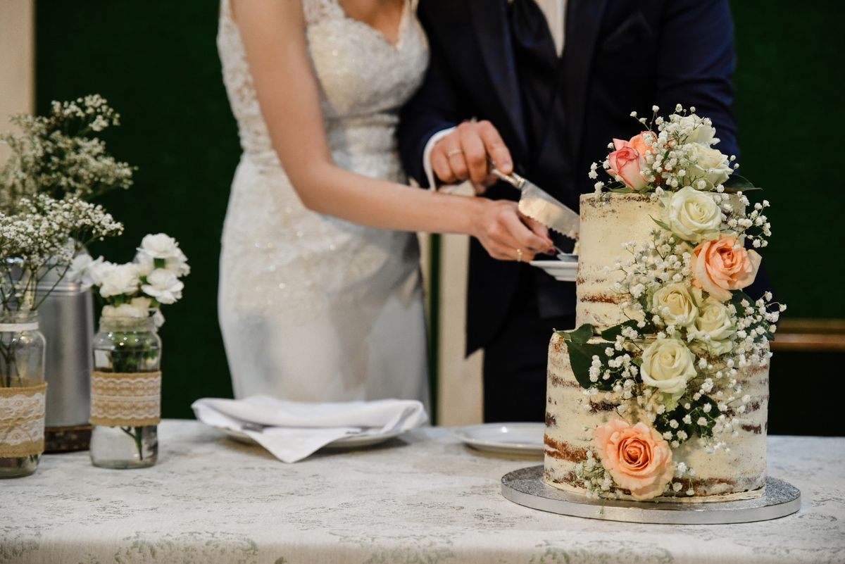 Rezanje svadbene torte