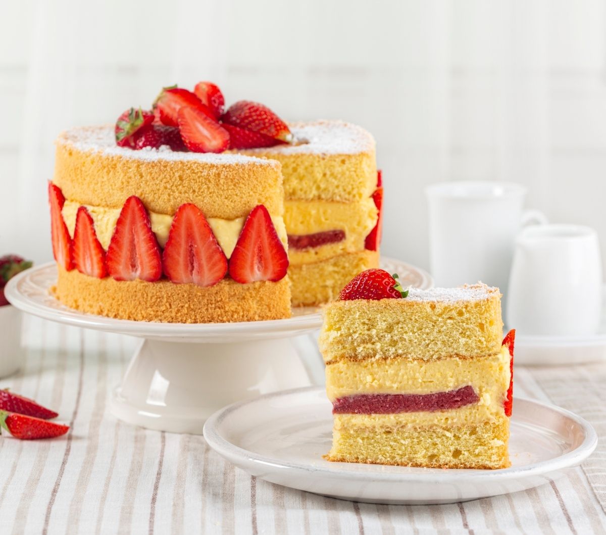 Profesionalci često lagano navlaže biskvit šećernim sirupom, mlijekom ili voćnim sokom