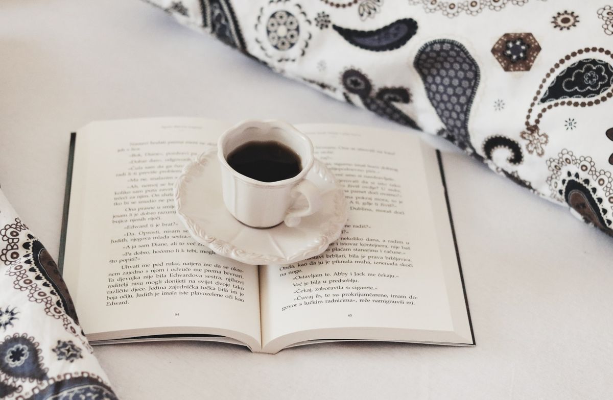 \'Sretni ljudi čitaju i piju kavu\'