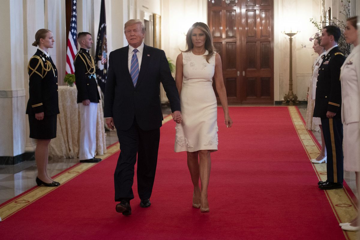 Melania Trump u bijeloj haljini i \'golim\' štiklama - 3