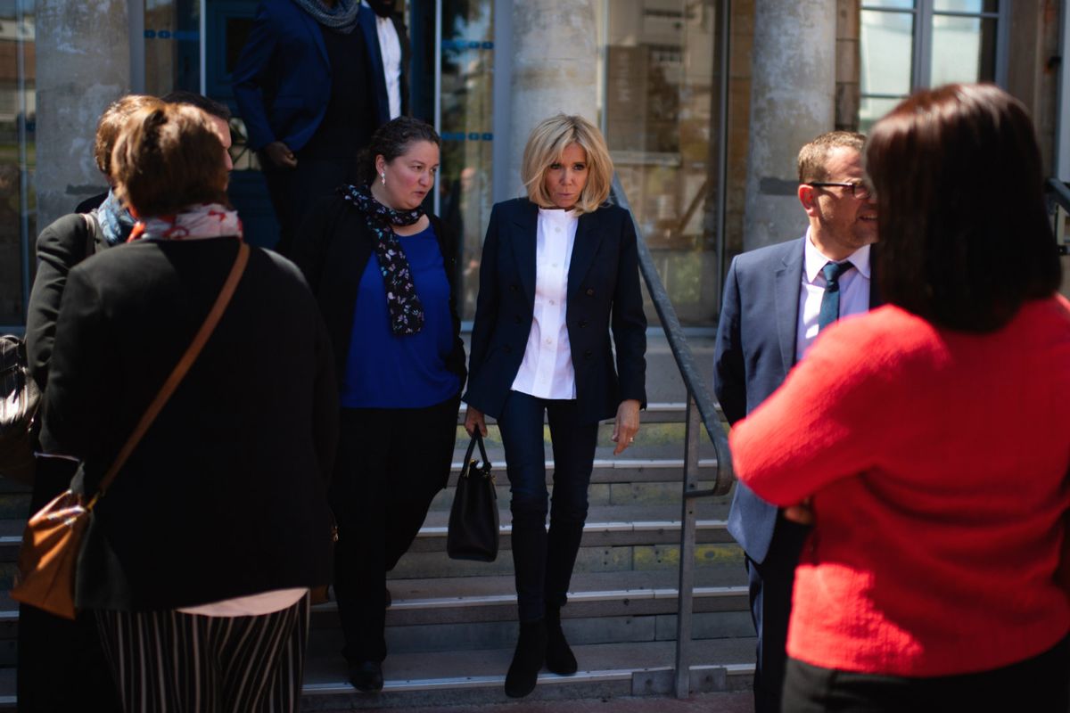 Prva dama u tamnoplavim trapericama skinny kroja