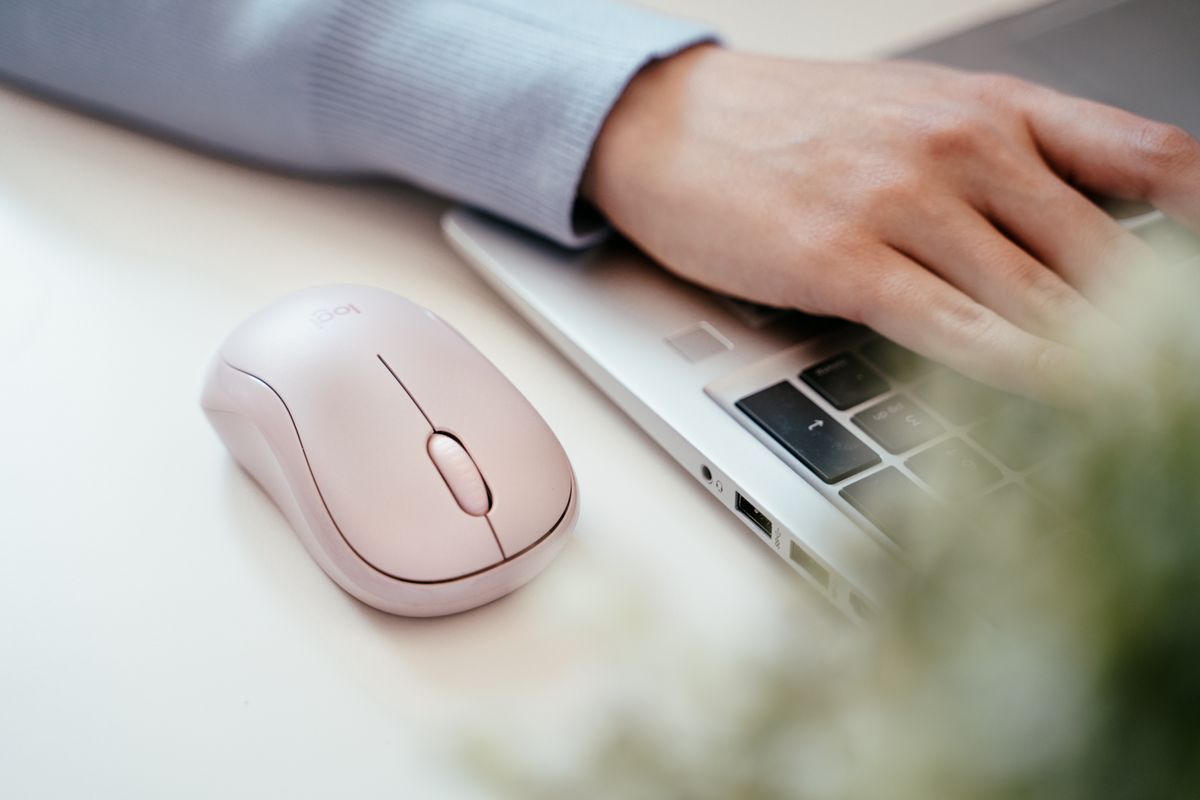 Logitech Silent miš M220