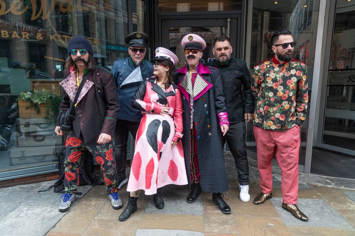 Let 3 uoči prve polufinalne večeri Eurosonga ispred svog hotela u Liverpoolu