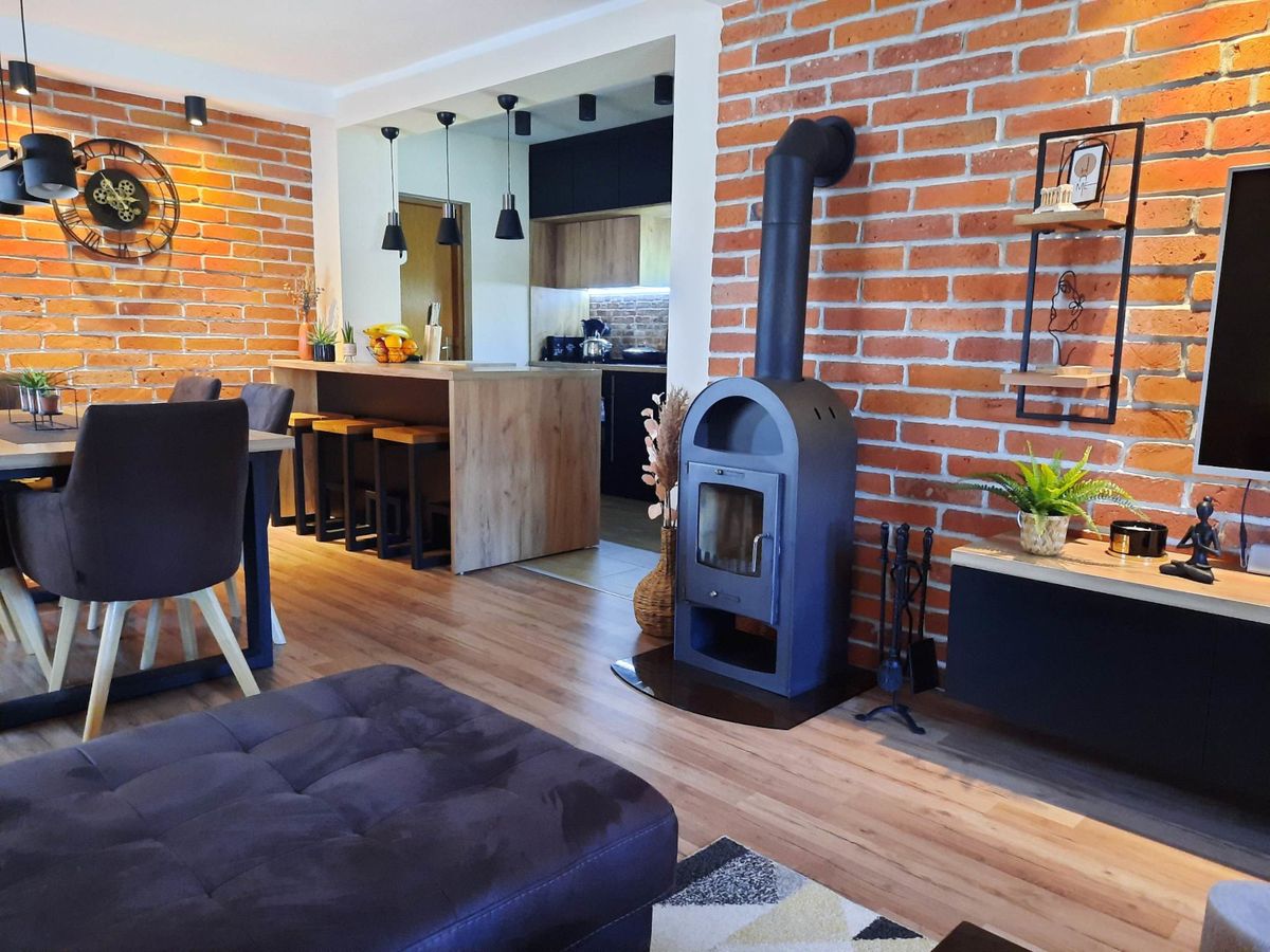 Danijela Novak iz Koprivnice uredila je svoju kuću kao predivan open space s ciglenim zidovima i crnom kuhinjom - 8