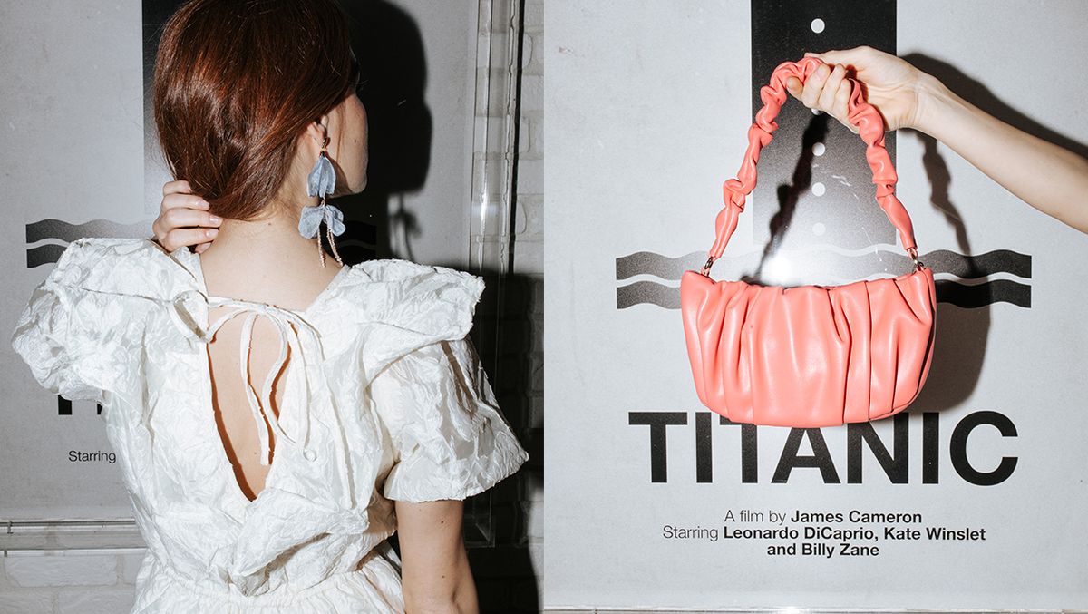 Haljina Mohito 44,99€ / 338,98kn, torbica Mohito 29,99€ / 225,96kn, naušnice Mohito 12,99€ / 97,87kn – Z Centar