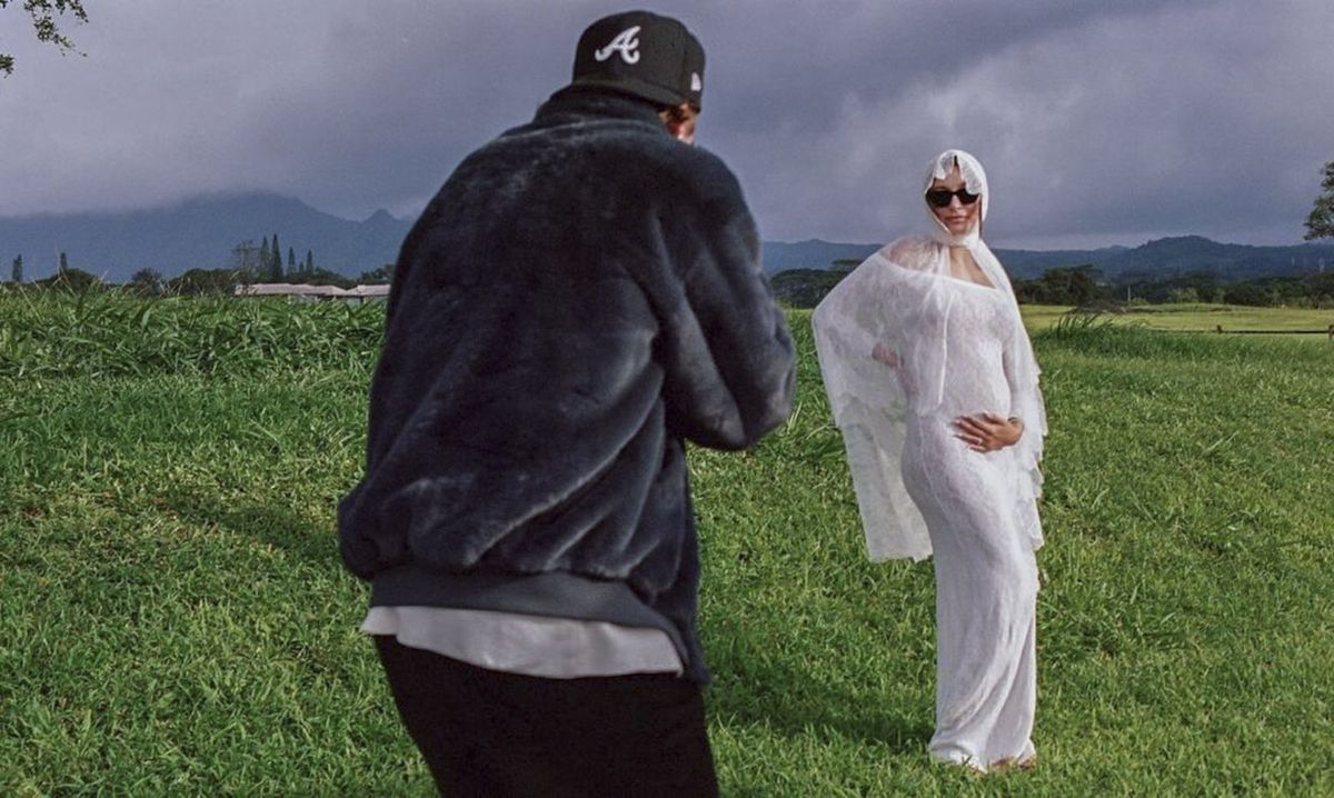 Hailey Bieber u vjenčanici od čipke modne kuće Saint Laurent - 1