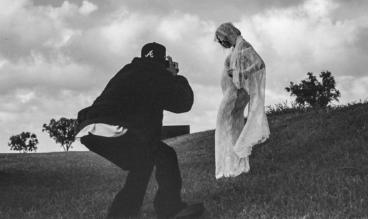 Hailey Bieber u vjenčanici od čipke modne kuće Saint Laurent - 4