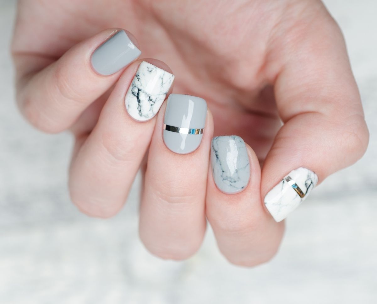 Siva manikura s efektom mramora