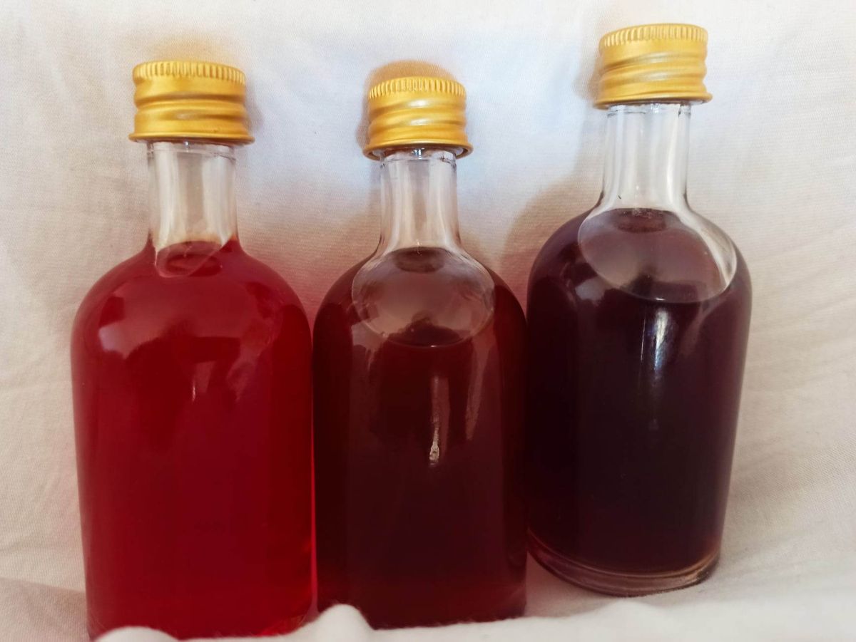 Kvalitetno kantarionovo ulje rubinski je crvene boje