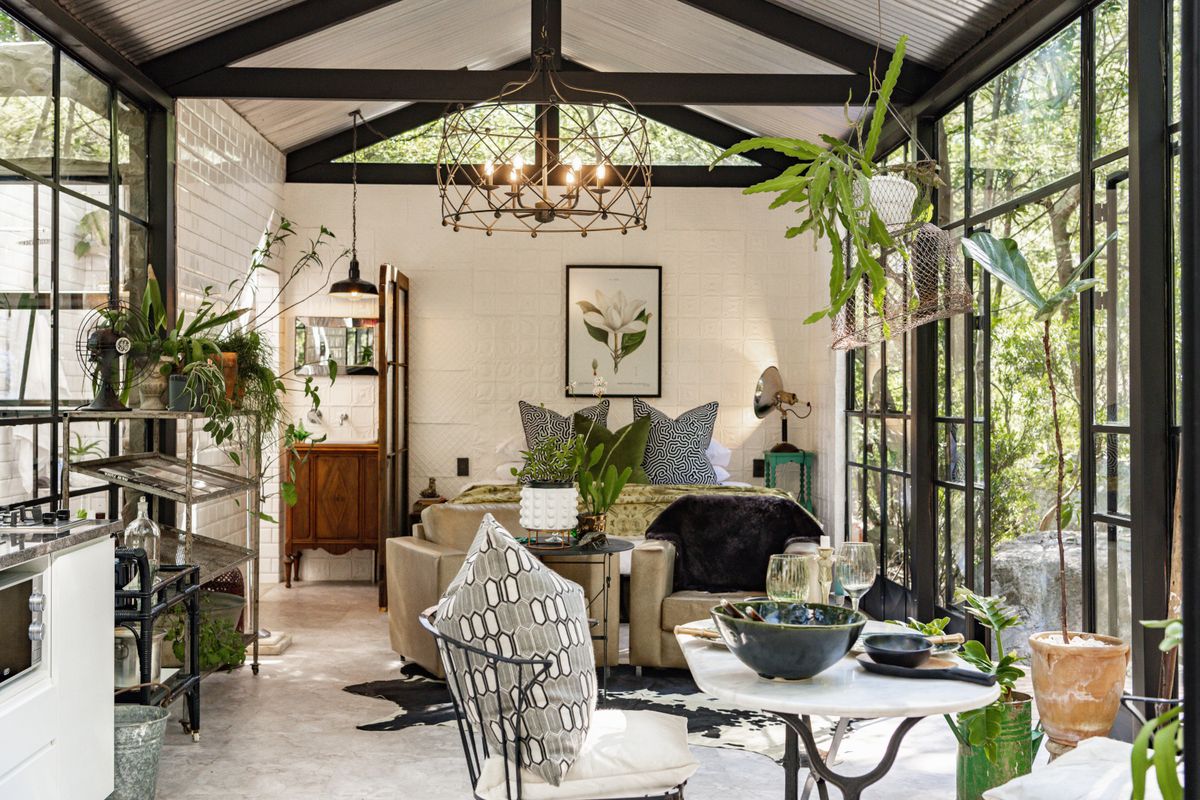 Staklena kuća u šumi ima i lijepu drvenu terasu - 11