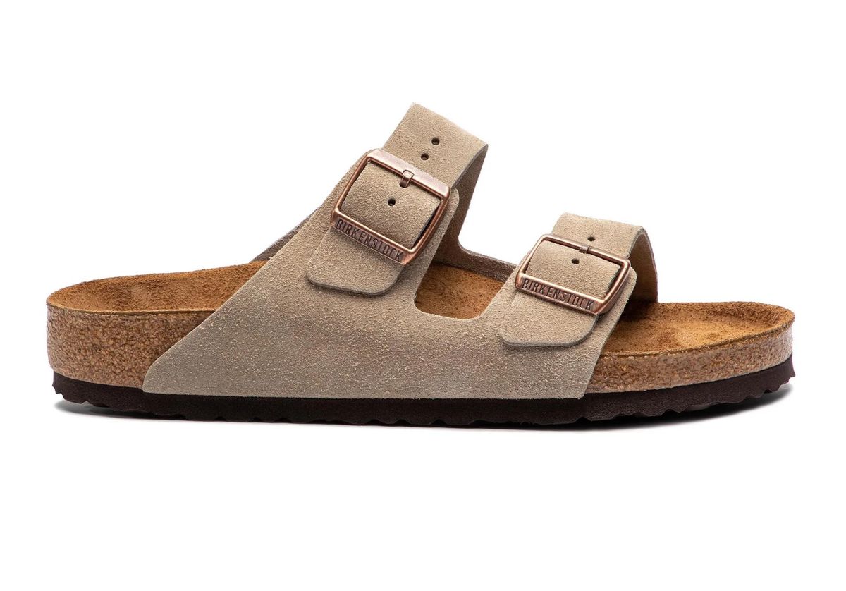 Mama iz centra Zagreba nosi natikače od brušene kože marke Birkenstock