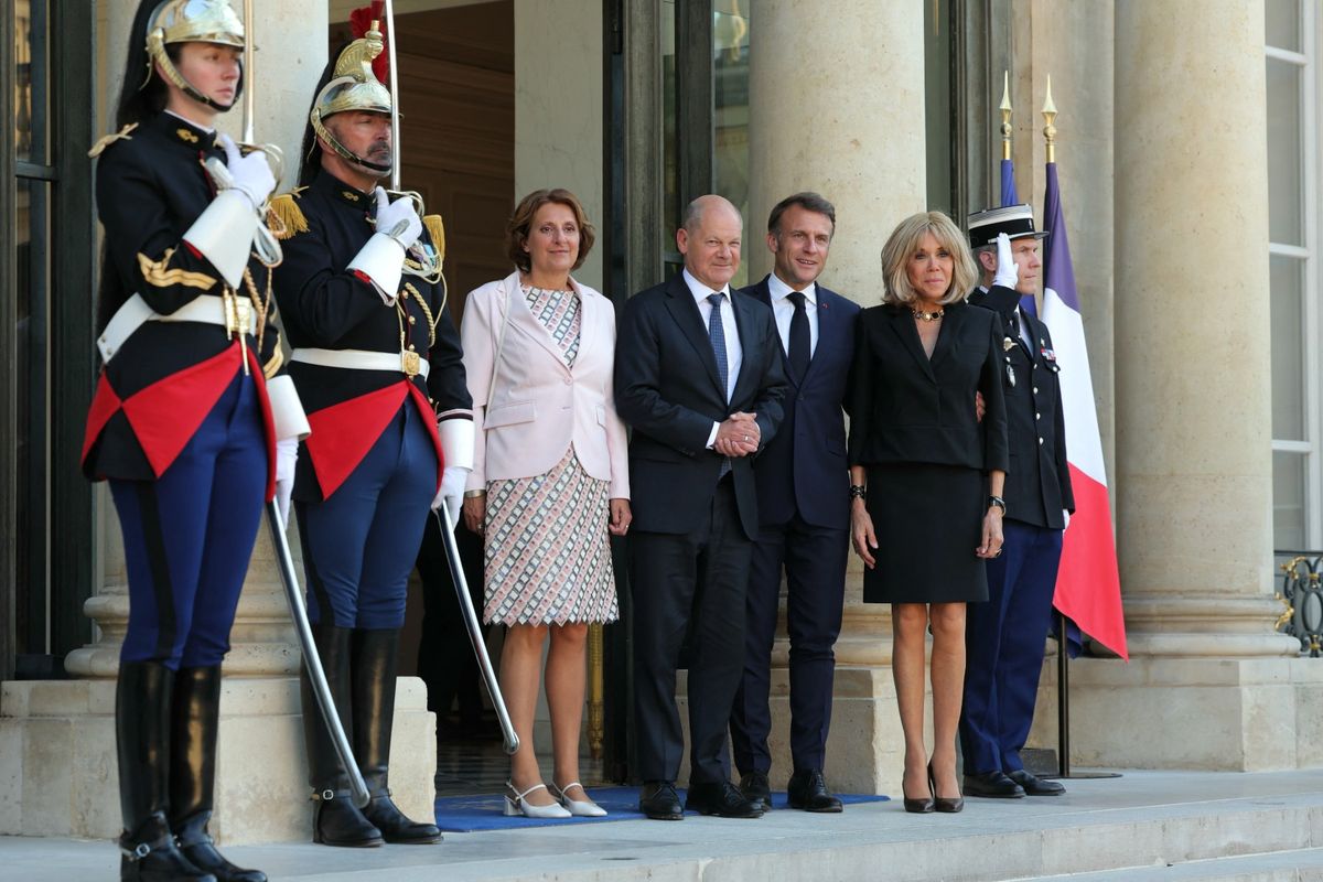 Francuski predsjednički par ugostio je odlazećeg njemačkog kancelara i njegovu suprugu