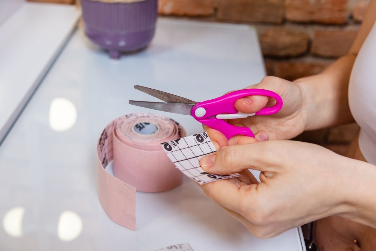 Kineziološke trake za podizanje grudi