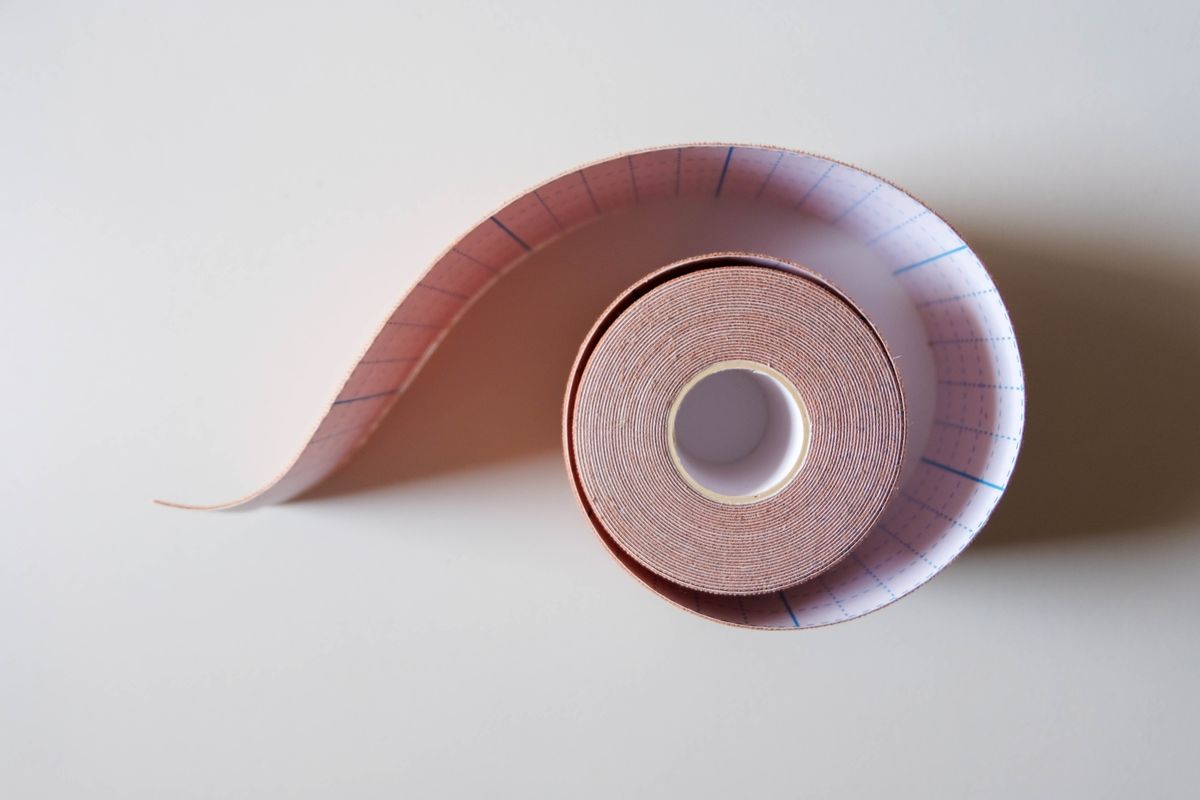 Kineziološke trake za podizanje grudi