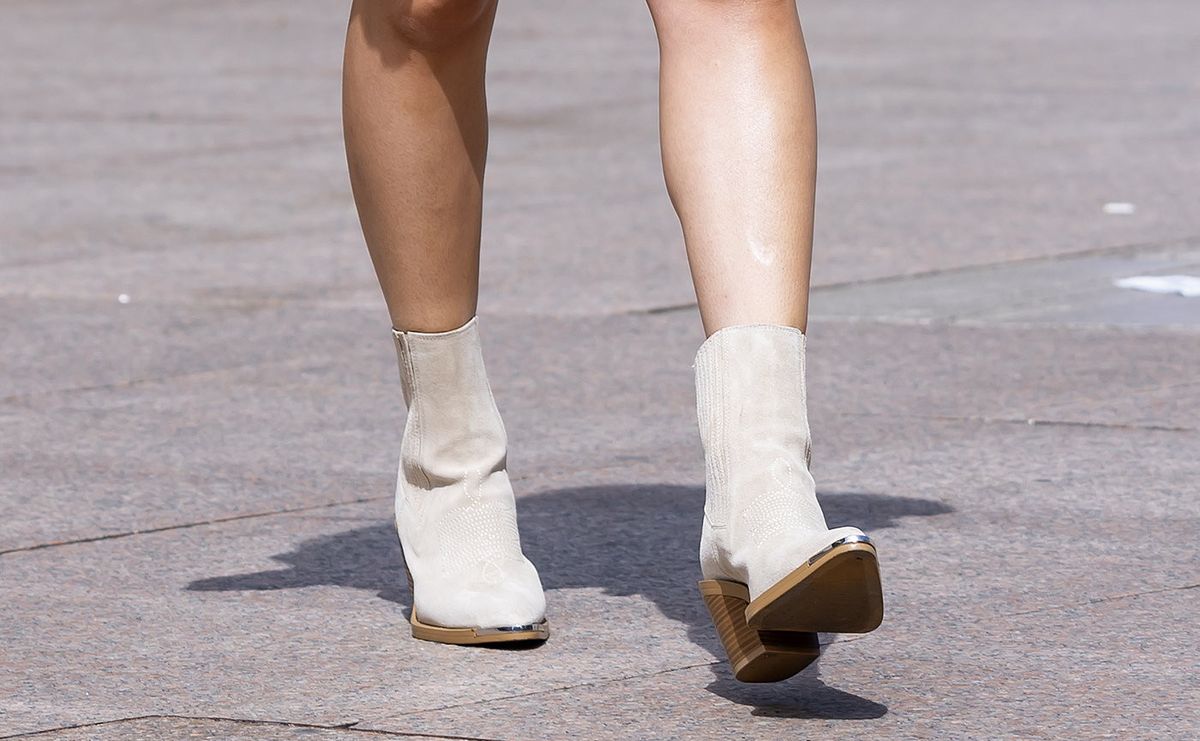 Zagrebačka ulična moda u kratkoj haljini i gležnjačama od brušene kože - 4