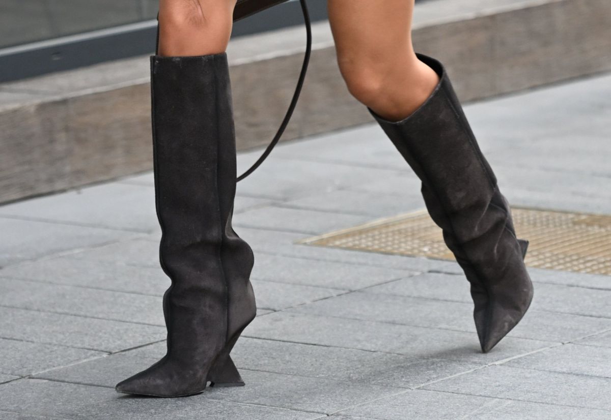 Ulična moda brineta u Zarinoj haljini i Attico čizmama - 5