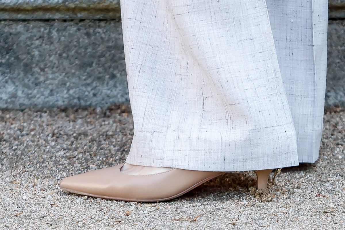 Uz odijelo kraljica je nosila bež salonke