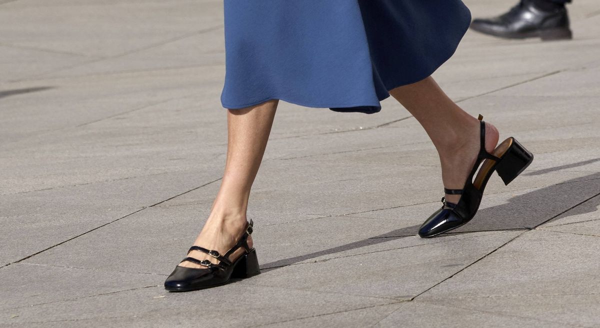 Lakirane cipele imaju dva remenčica s kopčama na prednjoj strani i otvorenu petu