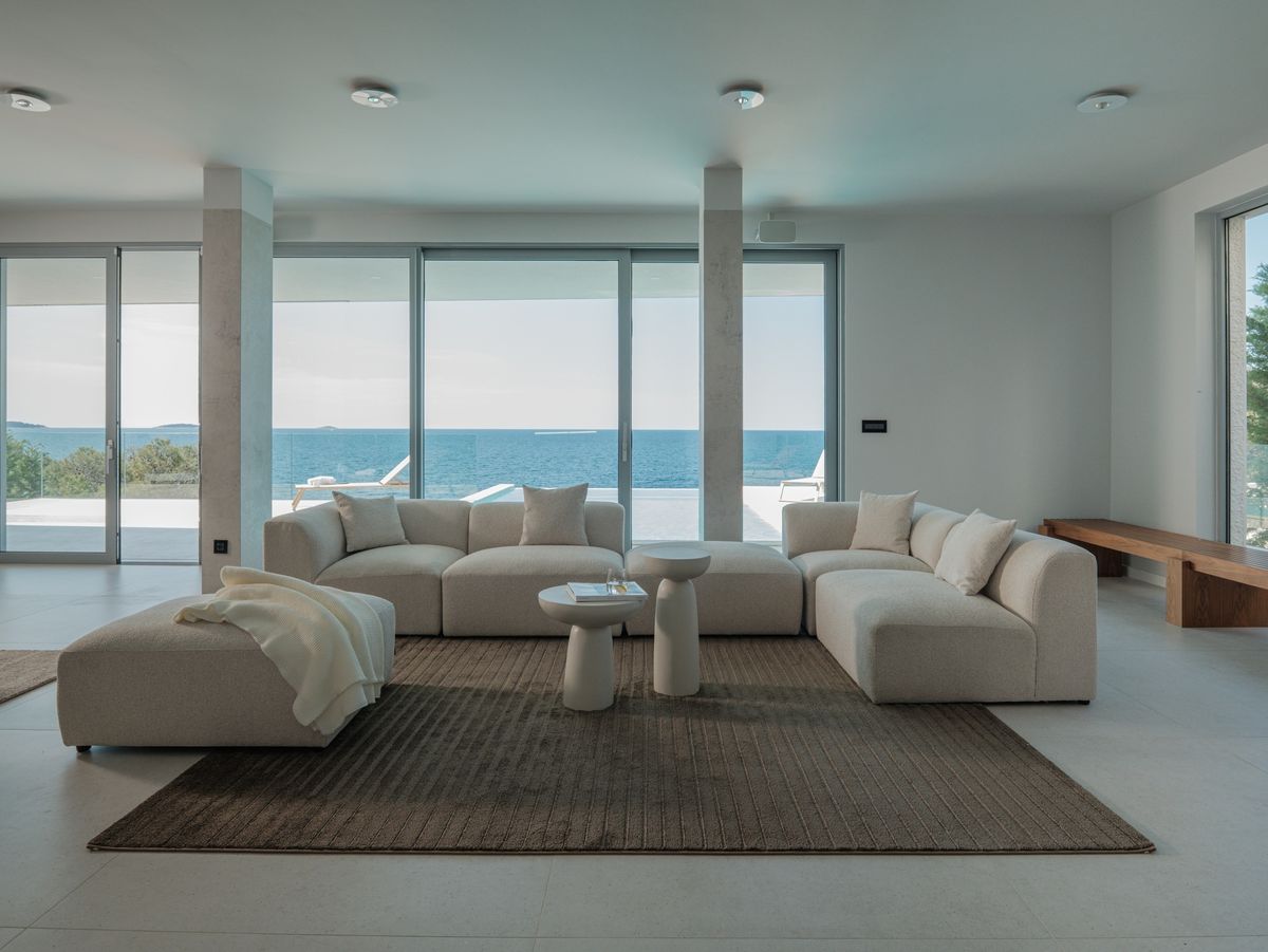 Modularna garnitura korra Melia Milan, tepih korra Linea Brown, stolići za kavu korra Coluna