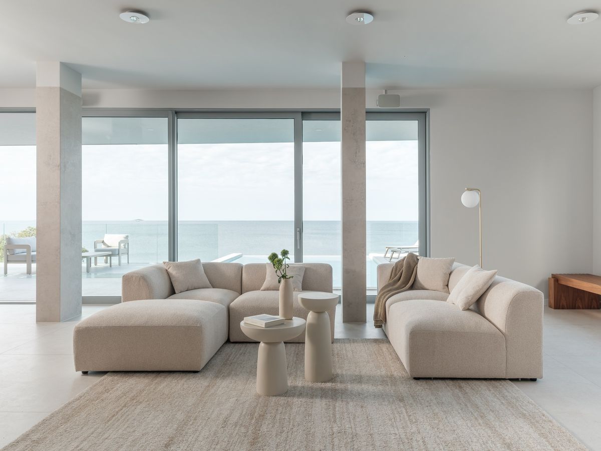 Modularna garnitura korra Melia Milan, stolići korra Coluna, tepih korra Sedra Beige, podna lampa Zorra Lighting Mandy