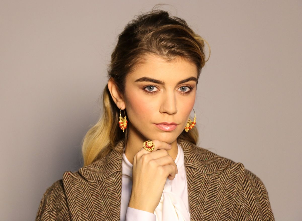 Nakit: Srebrne naušnice rećine s koraljima, Zaks, 1080 kn; splitski prsten s koraljima, Zaks, 760 kn; Odjeća: The CORE