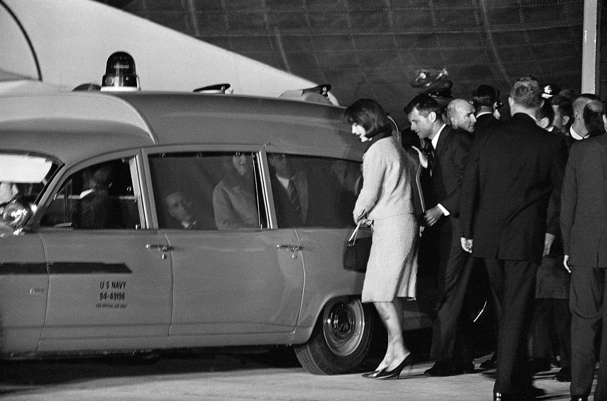 Jacqueline Kennedy ulazi u automobil s lijesom svoga supruga John F. Kennedyja
