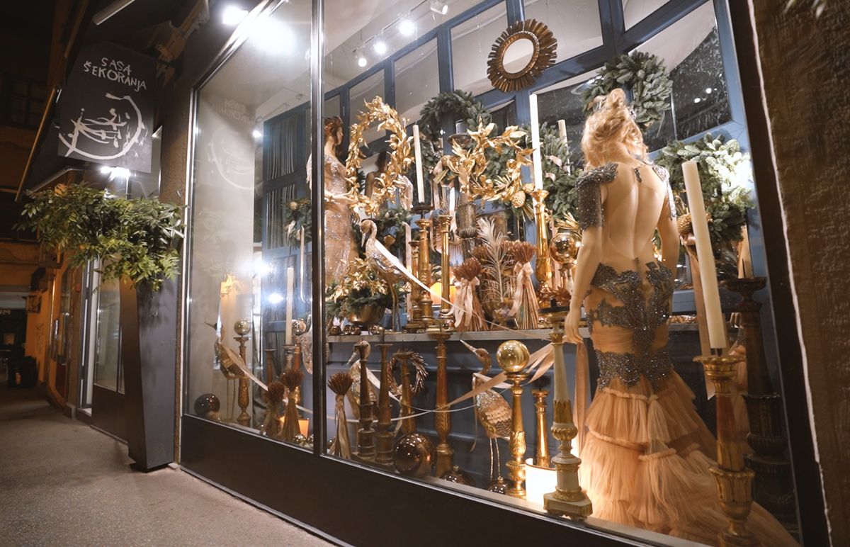 Saša Šekoranja i ove godine uredio je izlog svog cvjetnog atelijera u božićnom duhu - 1